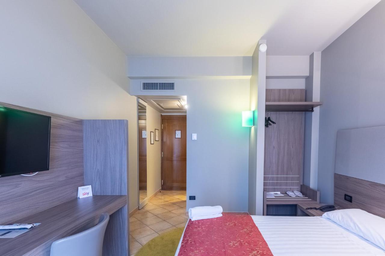 Hotel Sunflower Милано Екстериор снимка