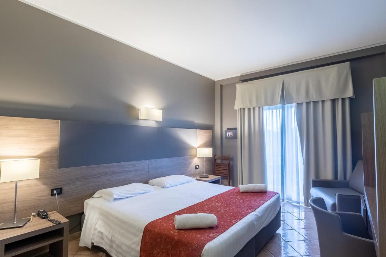 Hotel Sunflower Милано Екстериор снимка