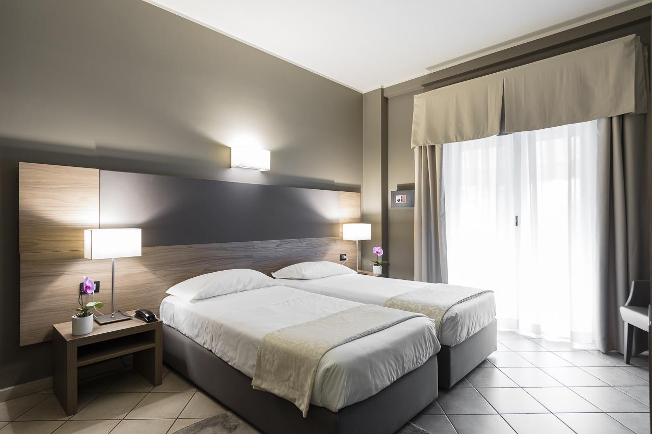 Hotel Sunflower Милано Екстериор снимка